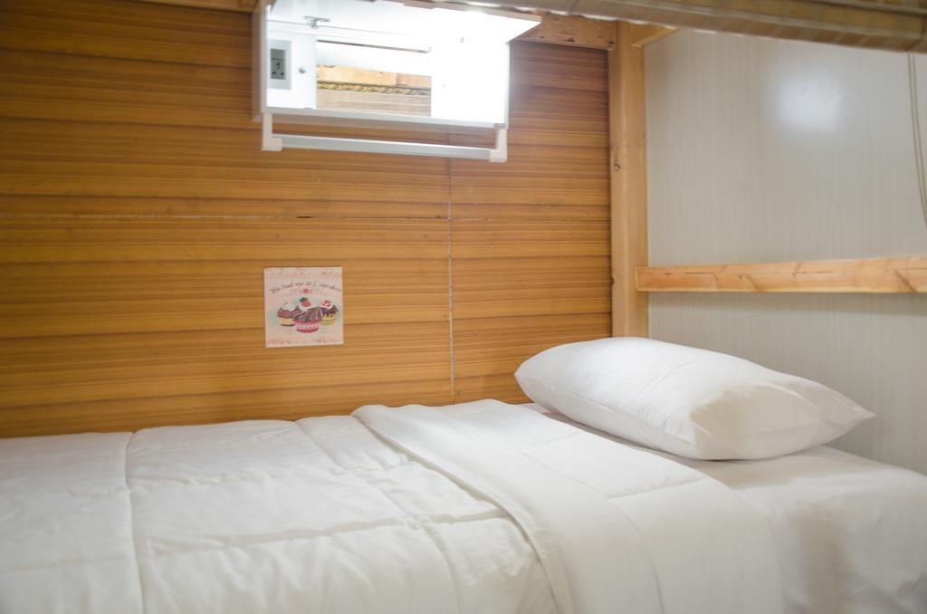 Bed And Butler Hostel Бангкок Экстерьер фото