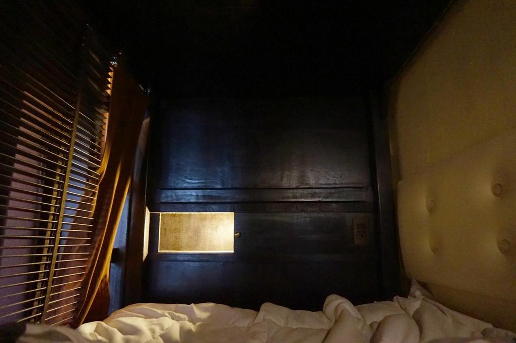 Bed And Butler Hostel Бангкок Экстерьер фото