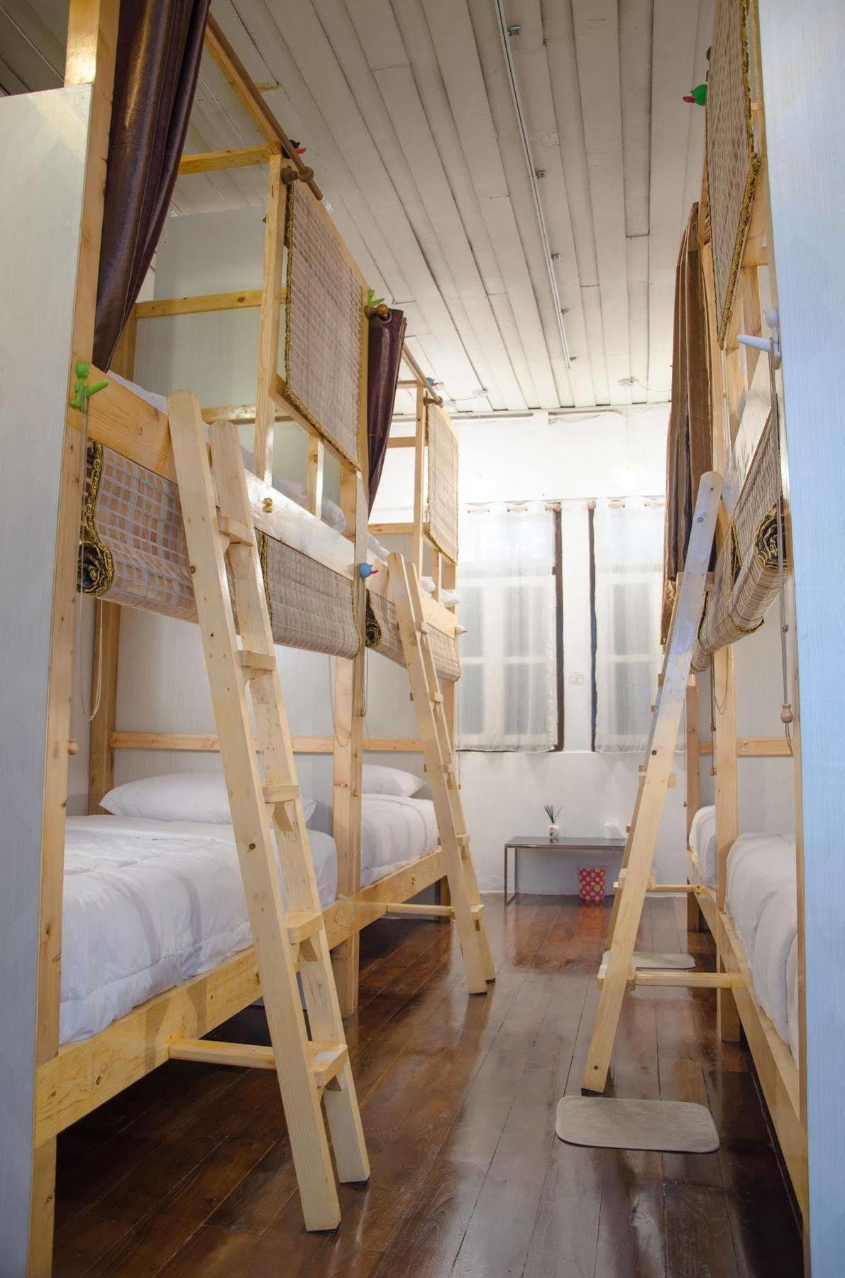 Bed And Butler Hostel Бангкок Экстерьер фото